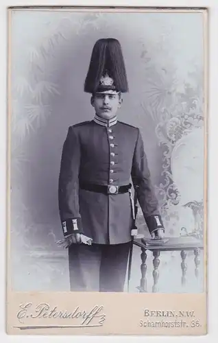 58598 Original Kabinett Foto Soldat Berlin mit Paradehelm um 1915
