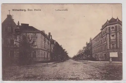 903789 Ak Wittenberg Bez.Halle Lutherstrasse mit Eckladen 1918