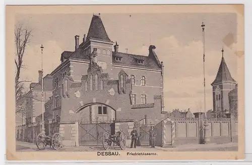 900295 Ak Dessau - Friedrichkaserne davor 2 Kanonen 1924