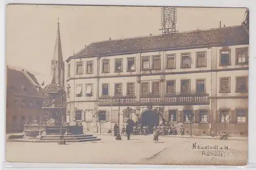 99785 Foto AK Neustadt an der Havel - Rathaus, Marktplatz mit Brunnen 1923