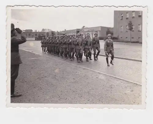 903689 Original Foto Militär marschiert durch Görlitz im 2.Weltkrieg