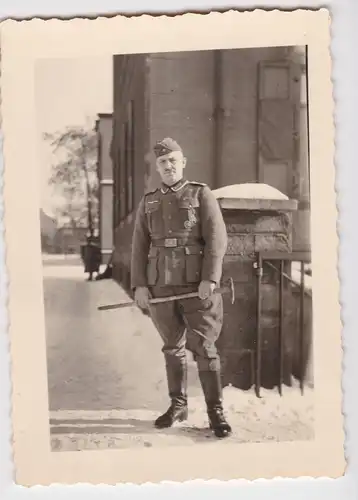 903680 Original Foto Soldat mit schlesischem Bewährungsabzeichen im 2.Weltkrieg