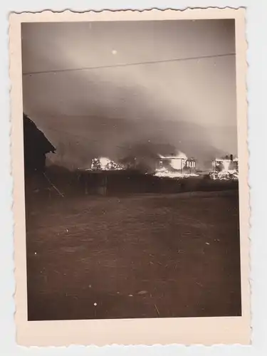 903677 Original Foto brennende Häuser nach Fliegerangriff Russland 2.Weltkrieg