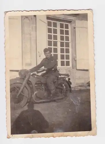 903675 Original Foto Soldat mit Motorrad Gespann Seitenwagen im 2.Weltkrieg