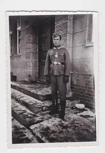 903376 Original Foto Soldat mit frisch verliehenem EK II im 2.Weltkrieg