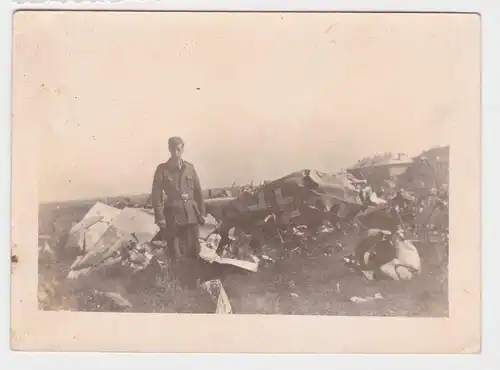 903795 Original Foto Soldat neben deutschem Flugzeugwrack im 2.Weltkrieg