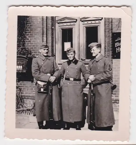 903918 Original Foto 3 Soldaten vor Kneipe am Bodensee im 2.Weltkrieg 1942