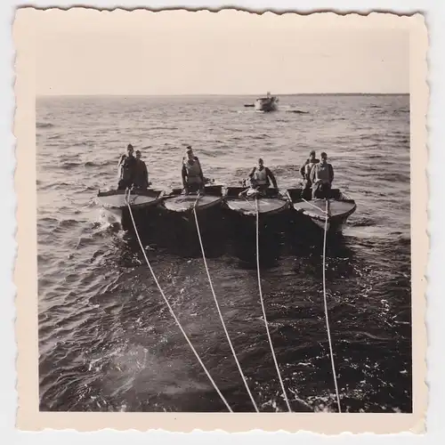 903912 Original Foto Sturmboote im Schlepp im 2.Weltkrieg