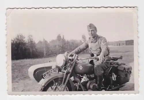 903812 Original Foto Soldat mit Motorrad Gespann Seitenwagen im 2.Weltkrieg
