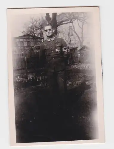 903810 Original Foto Soldat mit Armbinde Kriegsblinder im 2.Weltkrieg