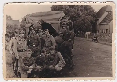 903691 Original Foto Schweinitz Kreis Jessen Gruppe NVA KVP Soldaten um 1950