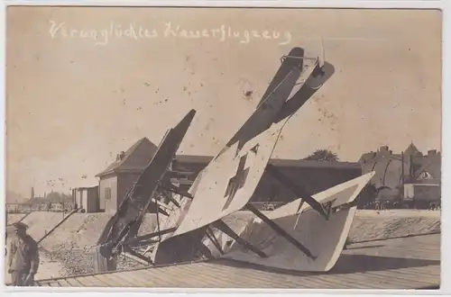 902638 Foto Ak verunglücktes Wasserflugzeug im 1.Weltkrieg