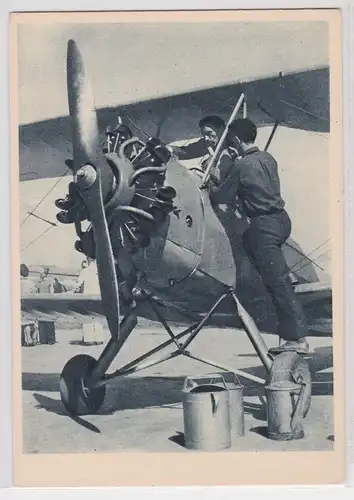 902835 Ak 2 Monteure arbeiten an Doppeldecker Flugzeug um 1930