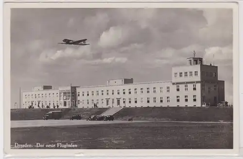 902635 AK Dresden der neue Flughafen mit Flugzeug darüber 1938