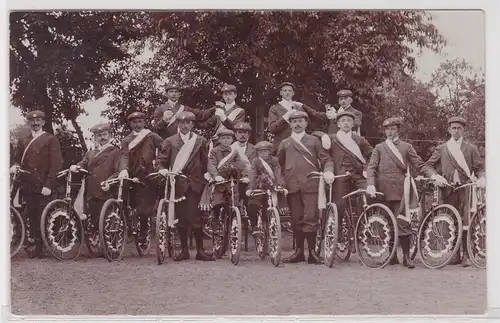 902259 Foto Ak Gruppe Fahrradfahrer mit geschmückten Rädern um 1910