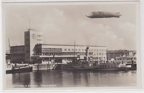 02260 Ak Friedrichshafen Zeppelin über dem neuen Hafen Bahnhof um 1934