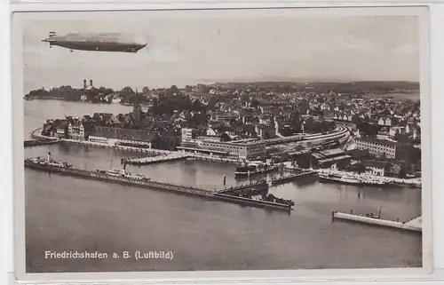 04385 Ak Friedrichshafen Zeppelin über dem neuen Hafen Bahnhof 1934