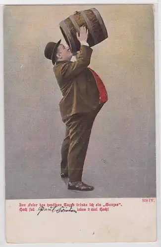 60964 Bier Humor Ak dicker Mann mit Melone leert Bierfass 1906