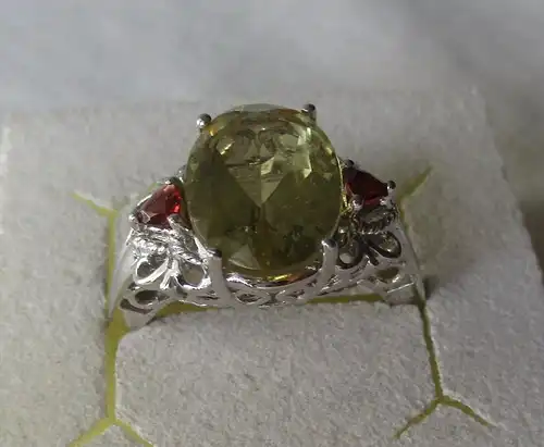 hochwertiger 925er Sterling Silber Ring mit gelbgrünem Edelstein (113708)