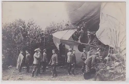 14385 Foto AK abgestürztes französisches Luftschiff mit Soldaten