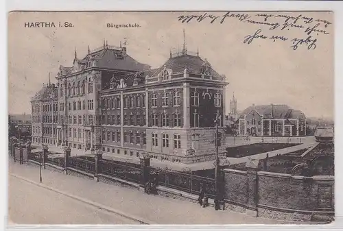 903945 AK Hartha in Sachsen - Bürgerschule mit Straßenansicht 1921