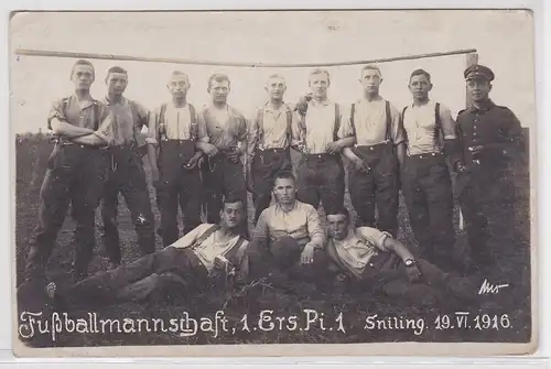 903337 Foto AK Fußballmannschaft 1. Ers. Pi. 1 Sniling. 19. VI. 1916