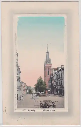 902987 Passepartout AK Leisnig - Kirchstrasse, Straßenansicht mit Kirche 1921