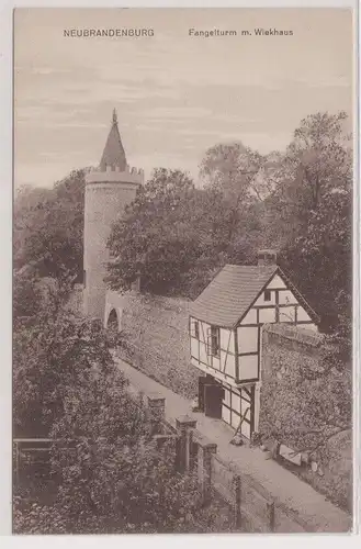 903758 Ak Neubrandenburg - Fangelturm mit Wiekhaus 1915
