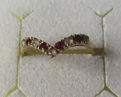 eleganter 585er Gold Ring mit roten und farblosen Edelsteinen (133529)