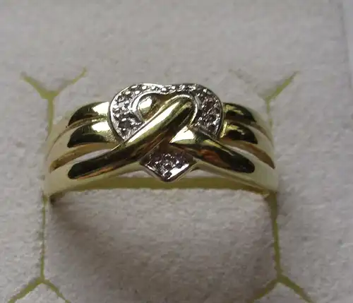charmanter 333er Gold Ring mit kleinem Diamant und Herzverzierung (100600)