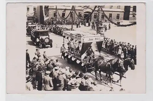 92652 Foto AK Festumzug in Burgstädt vor dem Ratskeller am Markt um 1930