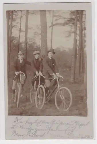 904968 Foto Ak 3 Männer mit Fahrrädern im Wald 1901