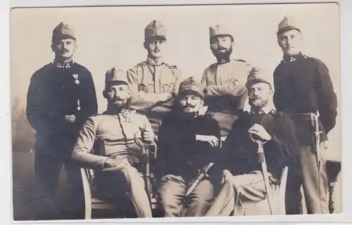 905212 Foto Ak Gruppe K & K Soldaten mit Degen, Bajonett und Orden um 1915
