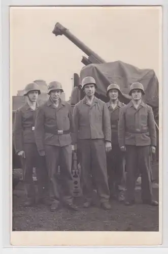 903964 Foto Ak Geschützbedienung mit Stahlhelm vor Kanone 2.Weltkrieg