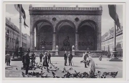 903723 Ak München Taubenfütterung vor der Feldherrnhalle um 1935