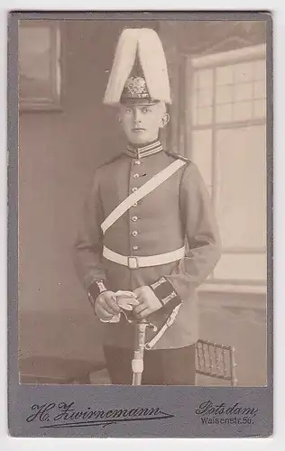 54337 Original Kabinett Foto Soldat Potsdam mit Garde Paradehelm um 1915