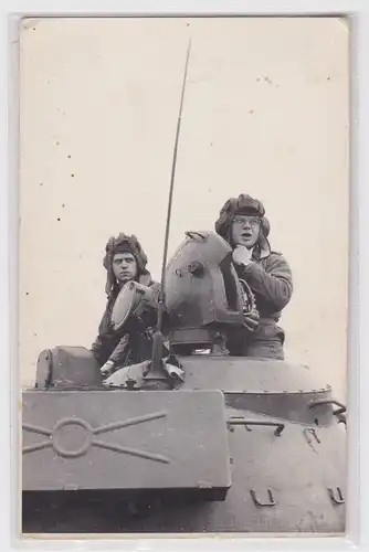 05915 Original Foto 2 Soldaten der NVA auf Panzerturm in Großenhain