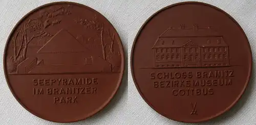DDR Porzellan Medaille Seepyramide im Branitzer Park Schloss Cottbus (165090)