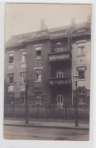 903856 Foto Ak Leipzig Wohnhaus mit Gaslampe davor um 1920