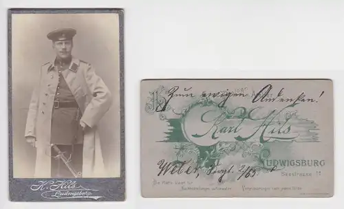 07545 Kabinett Foto Ludwigsburg Soldat mit Mantel und Degen um 1910