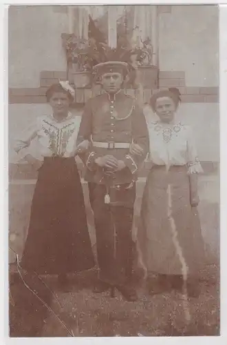 904211 Foto Ak Dragoner in Uniform mit Degen und 2 Damen um 1915