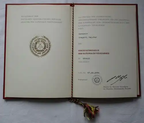 DDR Urkunde Verdienstmedaille der Nationalen Volksarmee 1986 Genossin (165175)