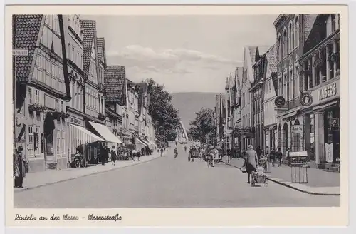 902968 Ak Rinteln an der Weser Weserstrasse mit Geschäften um 1950