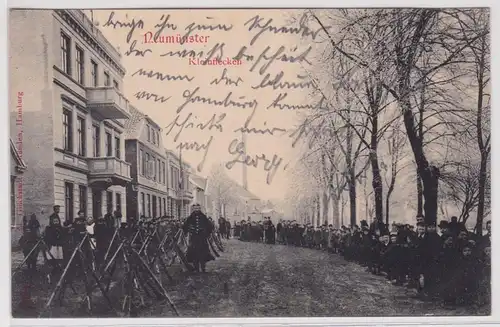901732 Ak Neumünster Kleinflecken Soldat und Gewehre 1904