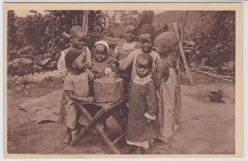 95753 Ak Kleine Afrikaner bewundern den "Missionsneger" um 1910