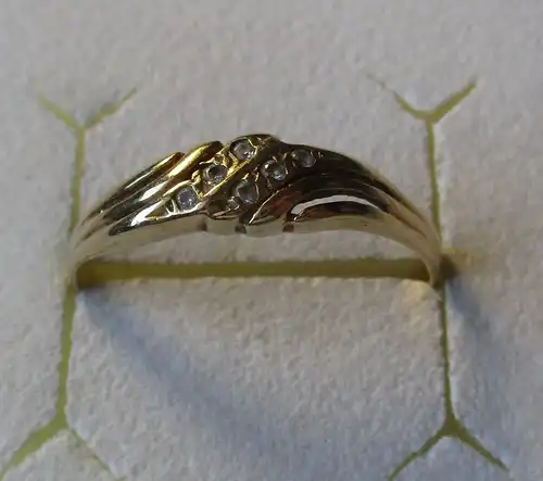 hübscher Damen Ring aus 585er Gold mit weißen Steinen (144106)