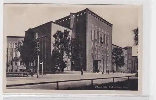 904563 Ak Chemnitz - Partie vor der Industrieschule um 1930