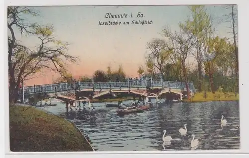 905554 Ak Chemnitz - Inselbrücke am Schloßteich mit Baumpartie 1921