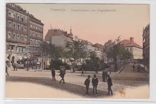 905563 Ak Chemnitz - Theaterstrasse und Siegesdenkmal, Straßenansicht um 1900