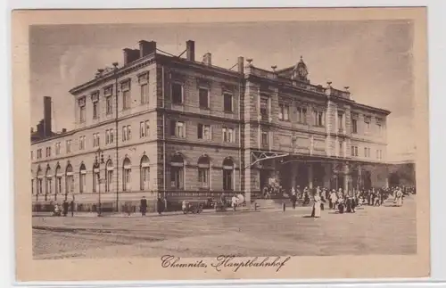 905666 Ak Chemnitz - Hauptbahnhof, Straßenansicht mit Menschen 1919